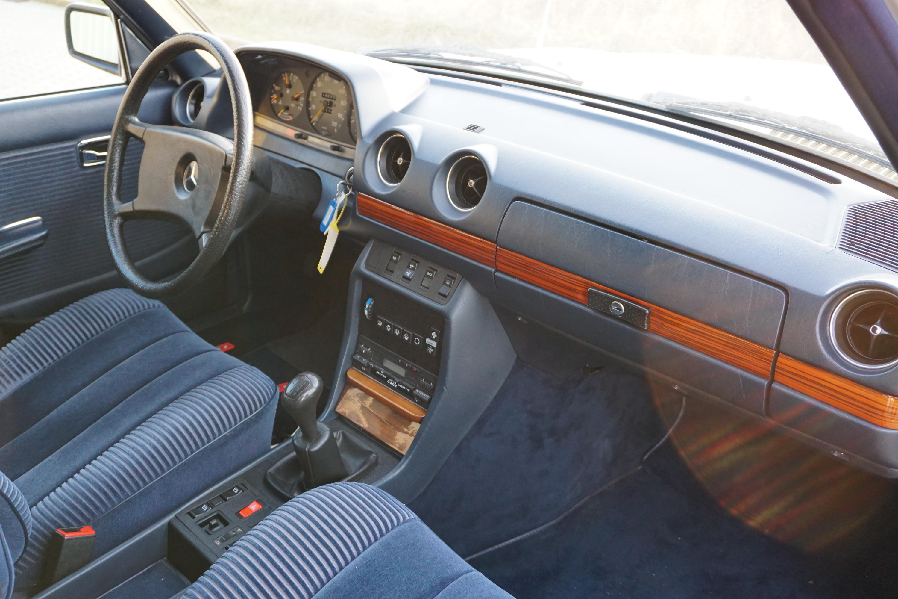 Mercedes-Benz 250 (W123)